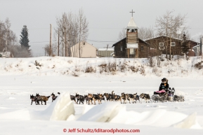 Heidi Sutter runs across the Yukon river at the Tanana checkpoint on Wednesday morning  March 11th during the 2015 Iditarod.(C) Jeff Schultz/SchultzPhoto.com - ALL RIGHTS RESERVED DUPLICATION  PROHIBITED  WITHOUT  PERMISSION