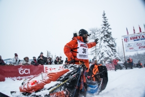 One last starting line farewell from veteren Aaron Peck of Grand Prairie, AB, Canada with his team of 14.