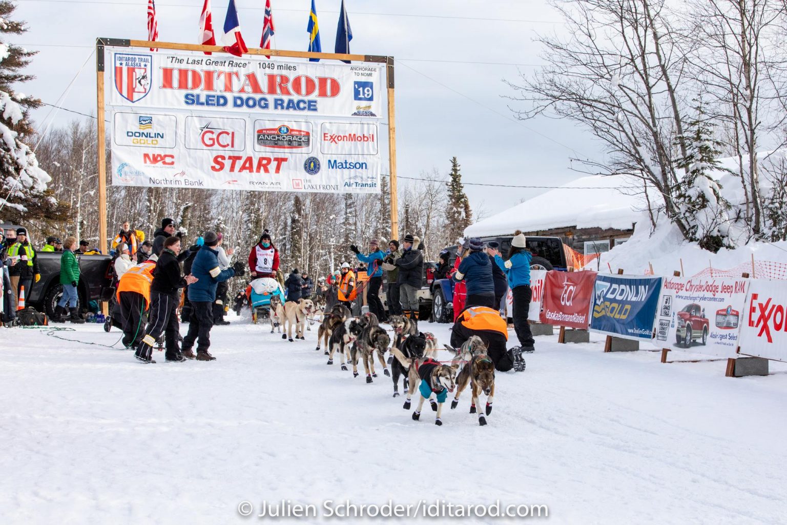 Fans encouraged to take shuttle to Willow restart Iditarod